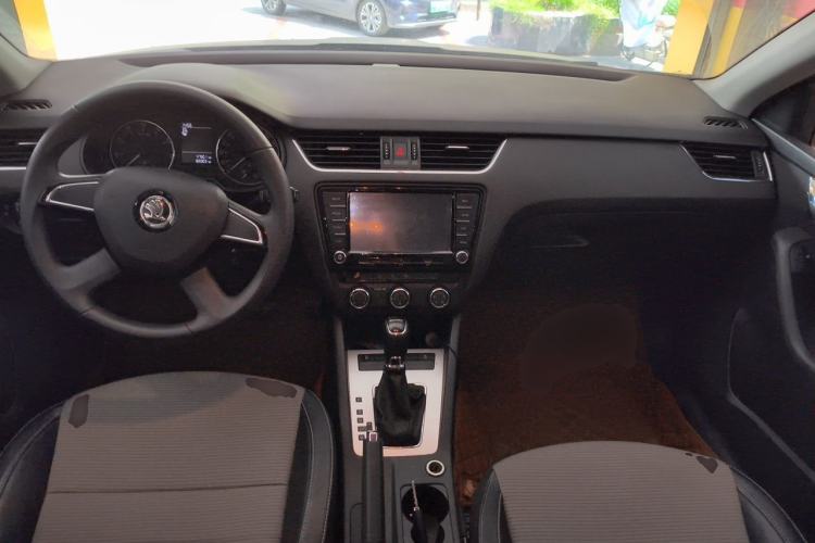 Used Skoda Octavia 2016 1.6L Automatic Chuanxing Edition Center Console