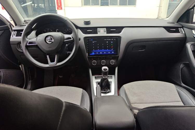 Used Skoda Octavia 2016 1.6L Manual Trend Edition Center Console