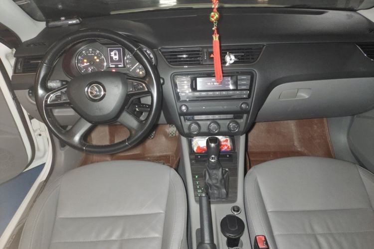 Used Skoda Octavia 2016 1.6L Automatic Smart Drive Edition Center Console