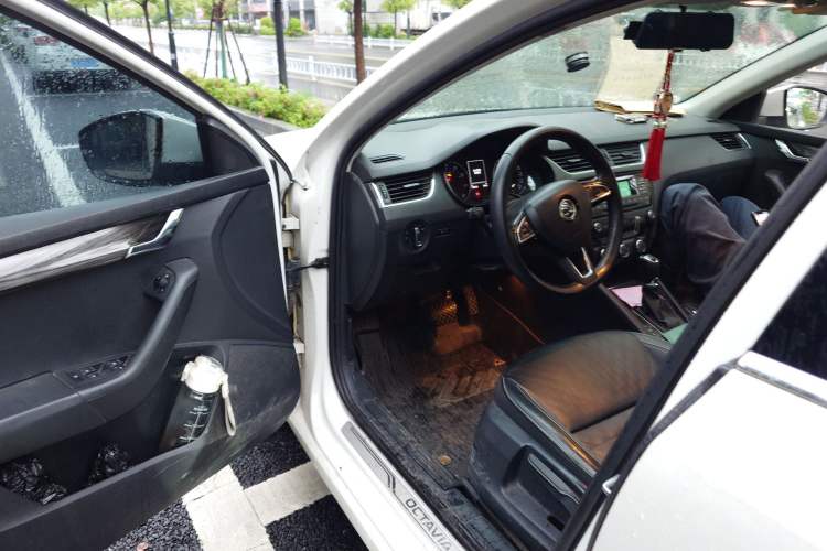 Used Skoda Octavia 2016 1.6L Automatic Smart Drive Edition Driver Seat