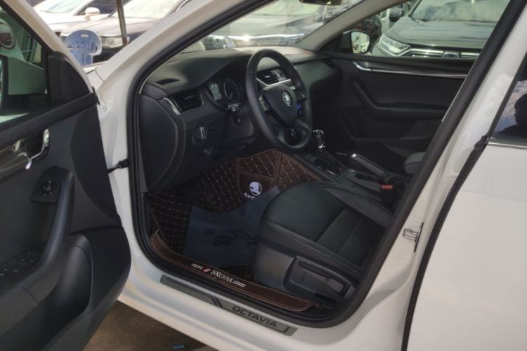 Used Skoda Octavia 2016 1.6L Automatic Smart Drive Edition Driver Seat