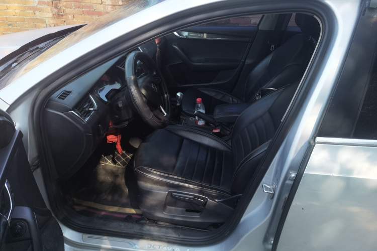 Used Skoda Octavia 2016 1.6L Manual Smart Drive Version Driver Seat