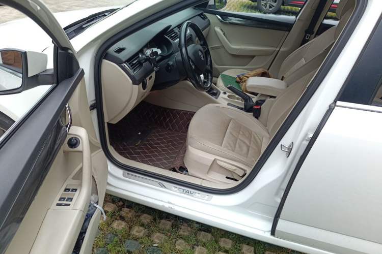 Used Skoda Octavia 2016 1.6L Automatic Smart Drive Edition Driver Seat