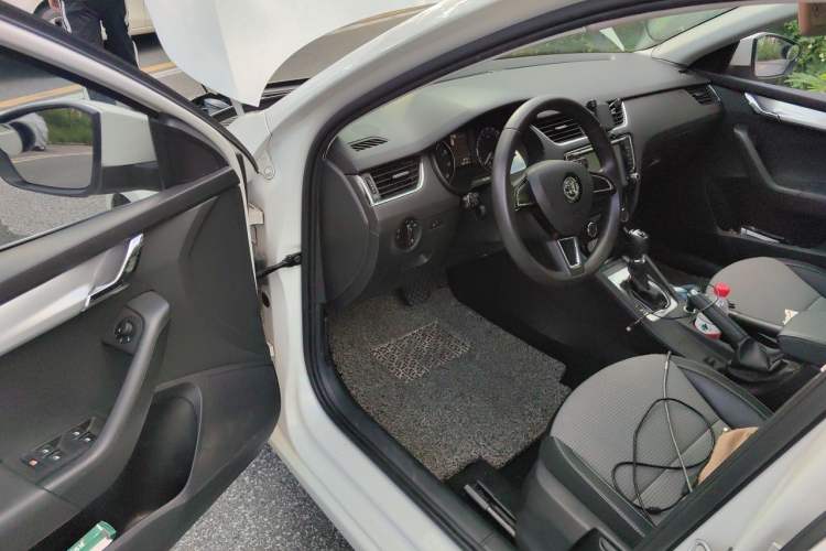 Used Skoda Octavia 2016 1.6L Automatic Chuanxing Edition Driver Seat
