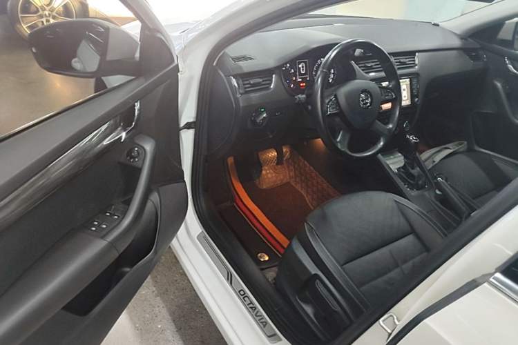 Used Skoda Octavia 2016 1.6L Automatic Smart Drive Edition Driver Seat