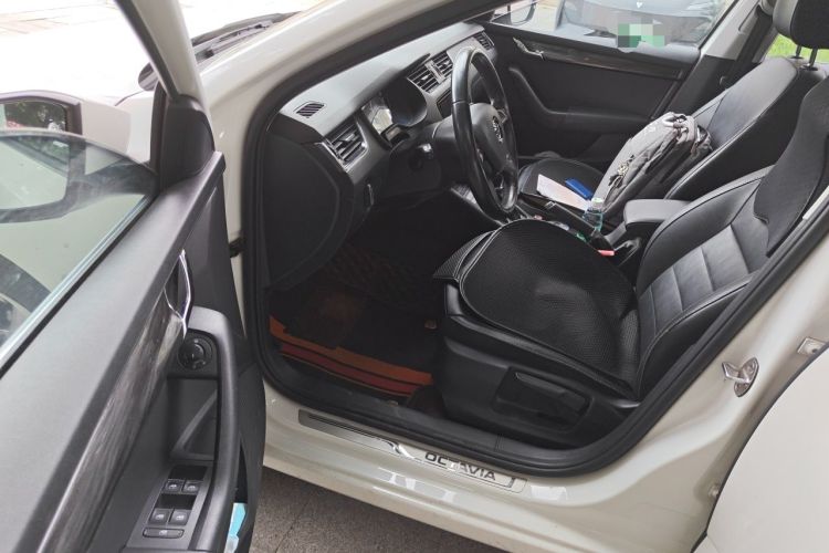 Used Skoda Octavia 2016 1.6L Automatic Smart Drive Edition Driver Seat