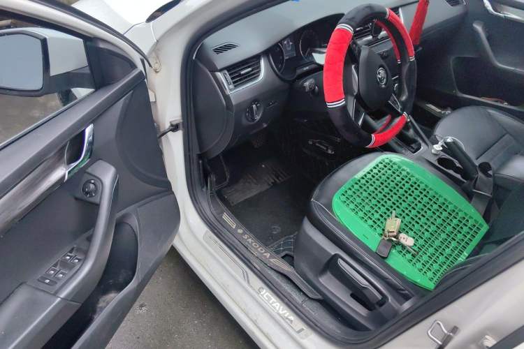 Used Skoda Octavia 2016 1.6L Automatic Smart Drive Edition Driver Seat