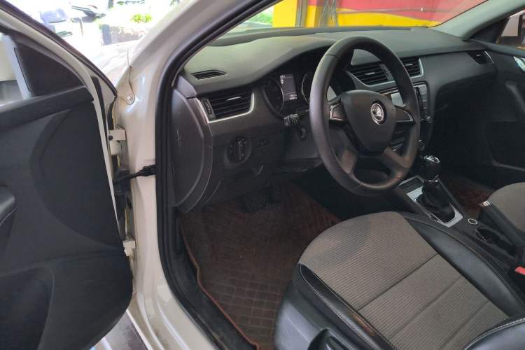 Used Skoda Octavia 2016 1.6L Automatic Chuanxing Edition Driver Seat