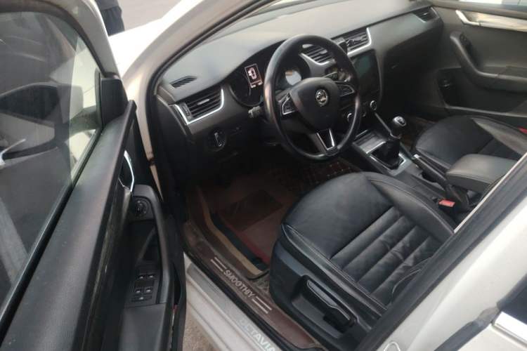 Used Skoda Octavia 2016 1.6L Manual Smart Drive Version Driver Seat