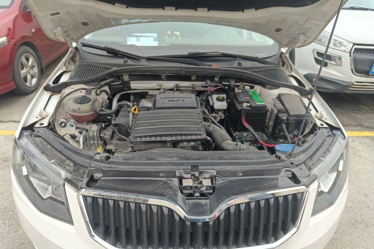 Used Skoda Octavia 2016 1.6L Automatic Front-Wheel Drive Model Engine Bay