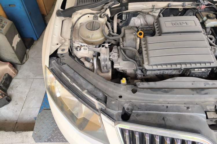 Used Skoda Octavia 2016 1.6L Automatic Chuanxing Edition Engine Bay Right