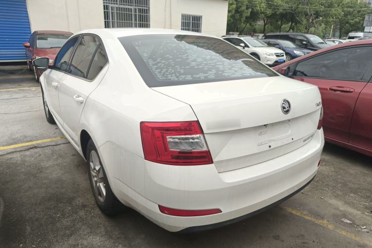 Used Skoda Octavia 2016 1.6L Automatic Front-Wheel Drive Model Exterior 2