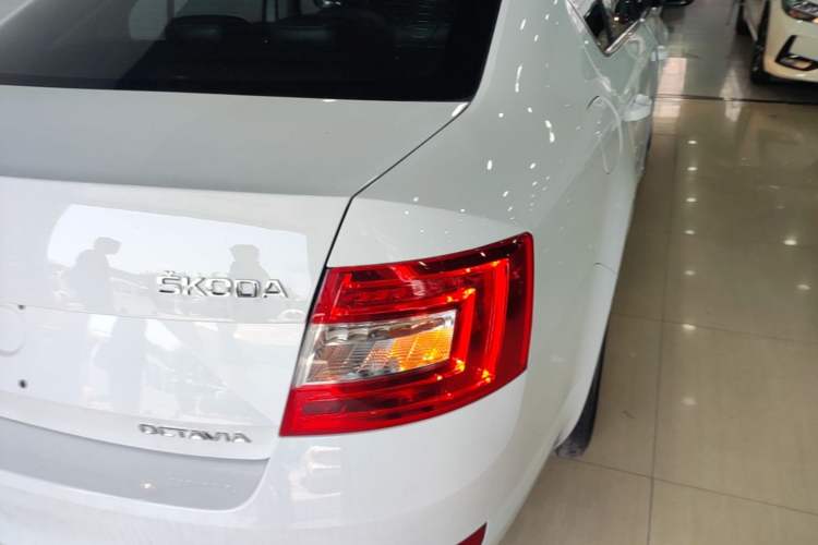 Used Skoda Octavia 2016 1.6L Automatic Chuanxing Edition Exterior 3