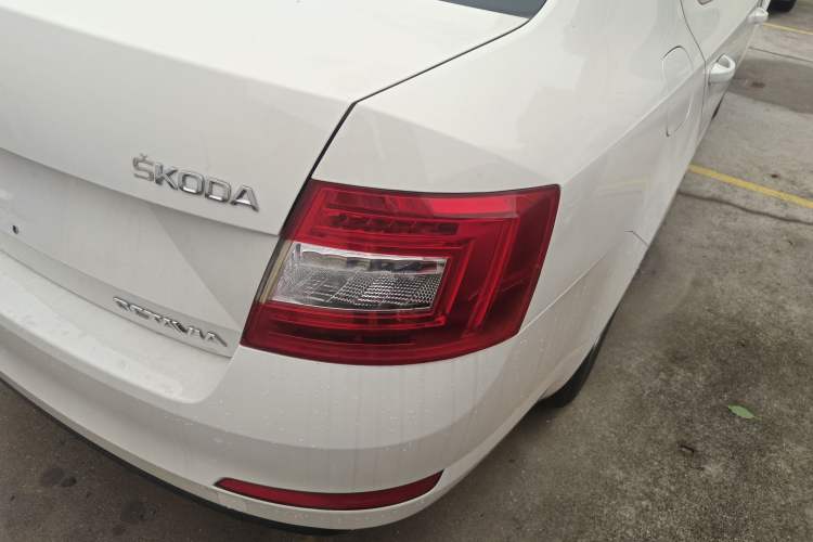 Used Skoda Octavia 2016 1.6L Automatic Front-Wheel Drive Model Exterior 3