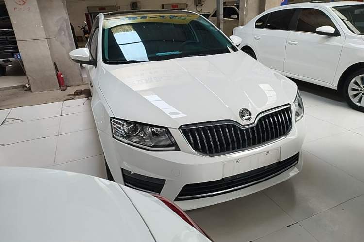 Used Skoda Octavia 2016 1.6L Automatic Smart Drive Edition Front Right 45 Deg