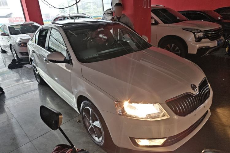 Used Skoda Octavia 2016 1.6L Automatic Smart Drive Edition Front Right 45 Deg