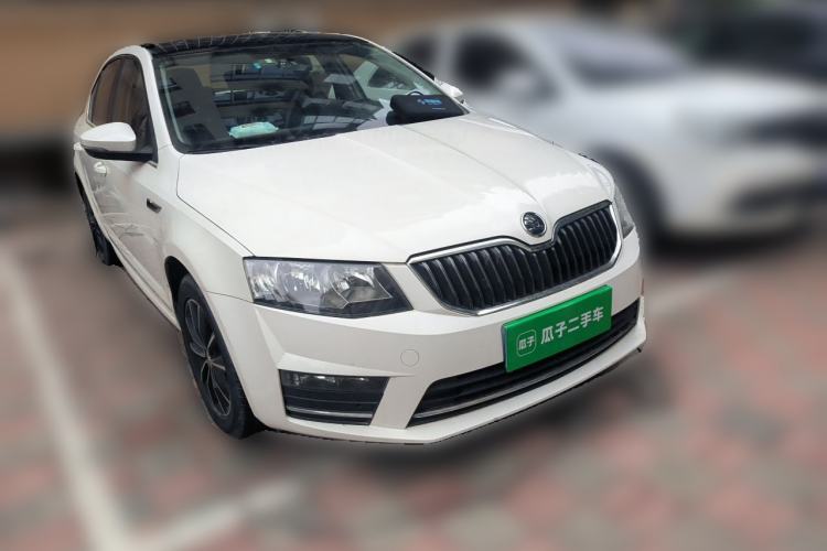 Used Skoda Octavia 2016 1.6L Manual Smart Drive Version Front Right 45 Deg