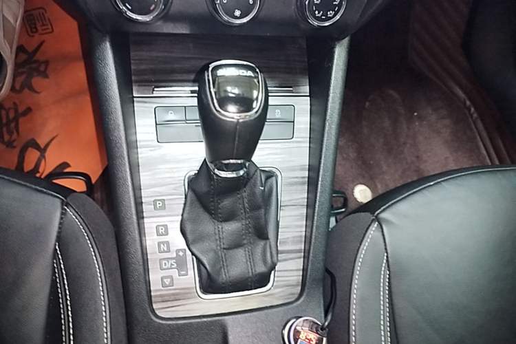 Used Skoda Octavia 2016 1.6L Automatic Smart Drive Edition Gear Lever