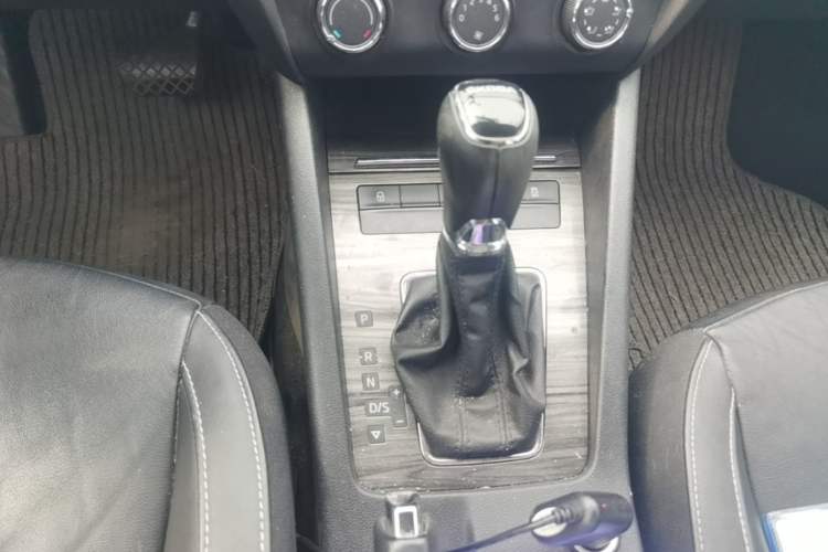 Used Skoda Octavia 2016 1.6L Automatic Smart Drive Edition Gear Lever