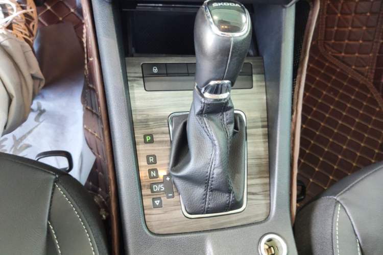 Used Skoda Octavia 2016 1.6L Automatic Smart Drive Edition Gear Lever