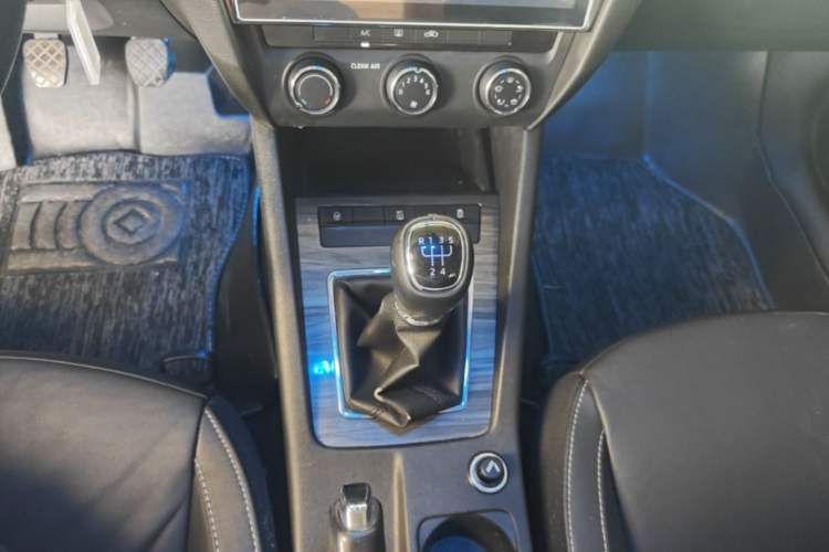 Used Skoda Octavia 2016 1.6L Manual Smart Drive Version Gear Lever