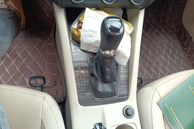 Used Skoda Octavia 2016 1.6L Automatic Smart Drive Edition Gear Lever