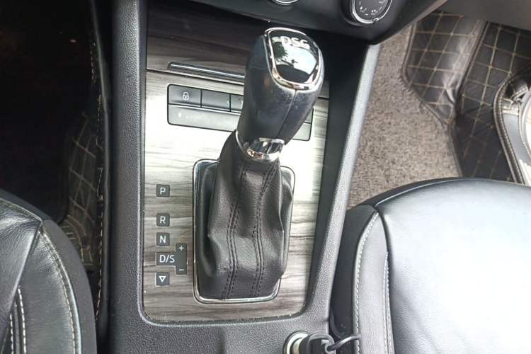 Used Skoda Octavia 2016 TSI280 DSG Smart Drive Edition Gear Lever