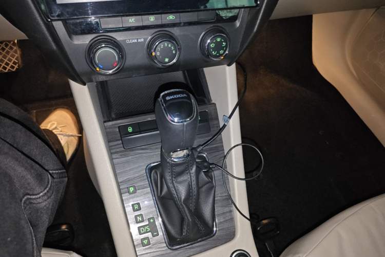 Used Skoda Octavia 2016 1.6L Automatic Smart Drive Edition Gear Lever