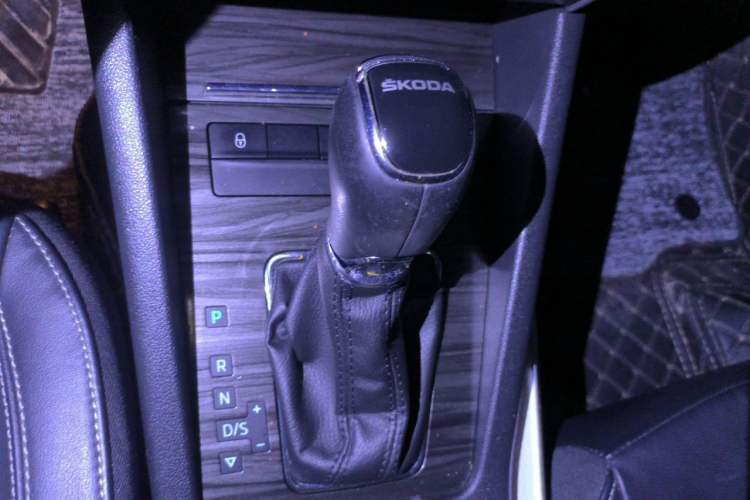 Used Skoda Octavia 2016 1.6L Automatic Smart Drive Edition Gear Lever