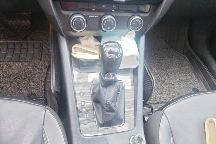 Used Skoda Octavia 2016 1.6L Automatic Smart Drive Edition Gear Lever