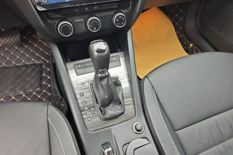 Used Skoda Octavia 2016 TSI280 DSG Smart Drive Edition Gear Lever