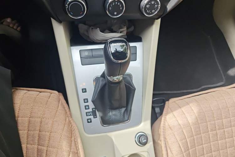 Used Skoda Octavia 2016 1.6L Automatic Chuanxing Edition Gear Lever