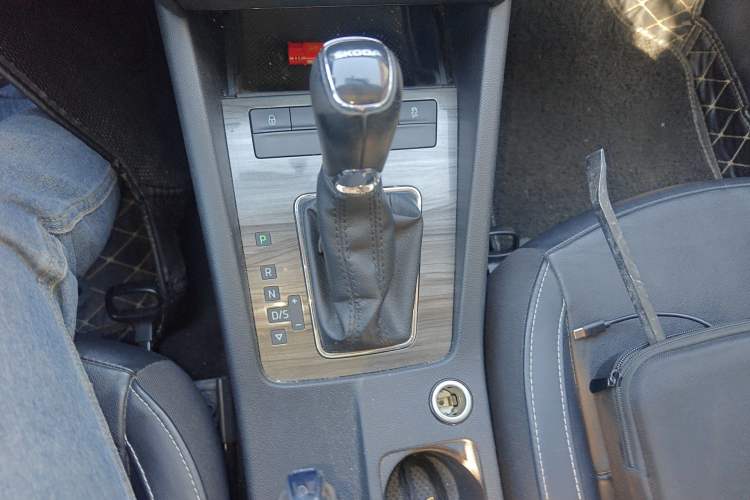 Used Skoda Octavia 2016 1.6L Automatic Smart Drive Edition Gear Lever