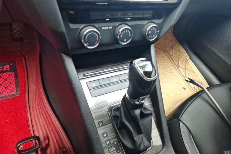 Used Skoda Octavia 2016 1.6L Automatic Smart Drive Edition Gear Lever