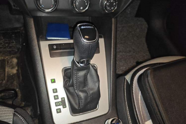 Used Skoda Octavia 2016 TSI280 DSG Advanced Edition Gear Lever