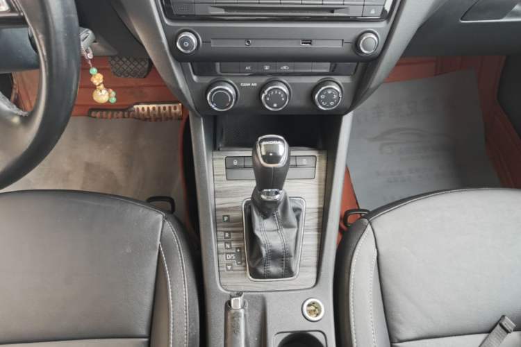 Used Skoda Octavia 2016 1.6L Automatic Smart Drive Edition Gear Lever
