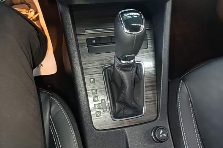 Used Skoda Octavia 2016 1.6L Automatic Smart Drive Edition Gear Lever