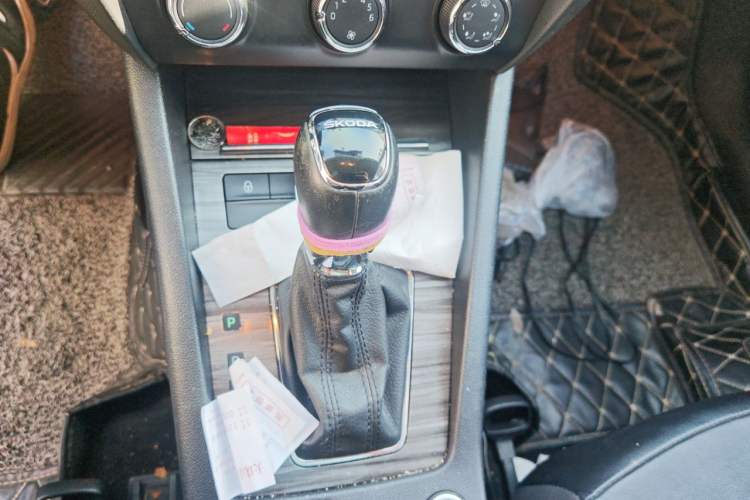Used Skoda Octavia 2016 1.6L Automatic Smart Drive Edition Gear Lever