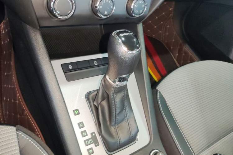 Used Skoda Octavia 2016 1.6L Automatic Chuanxing Edition Gear Lever