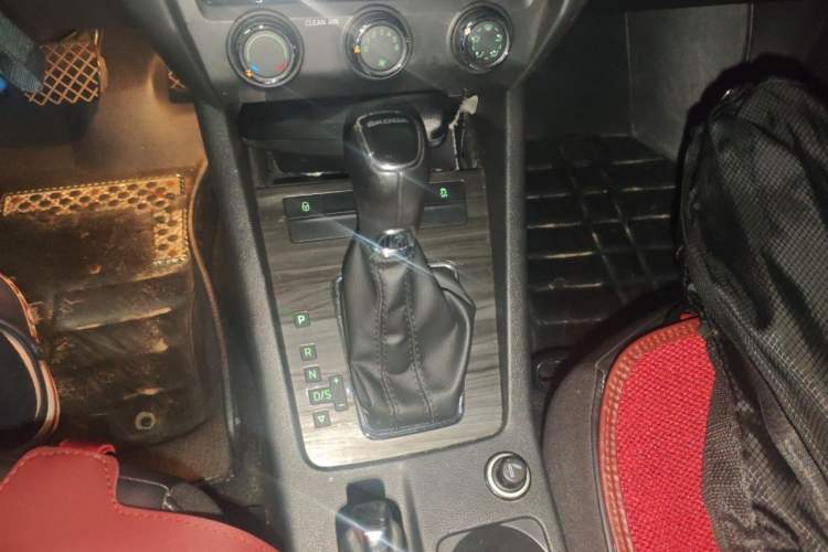 Used Skoda Octavia 2016 1.6L Automatic Smart Drive Edition Gear Lever