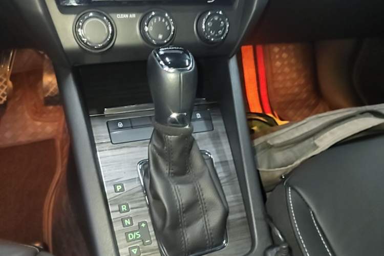 Used Skoda Octavia 2016 1.6L Automatic Smart Drive Edition Gear Lever