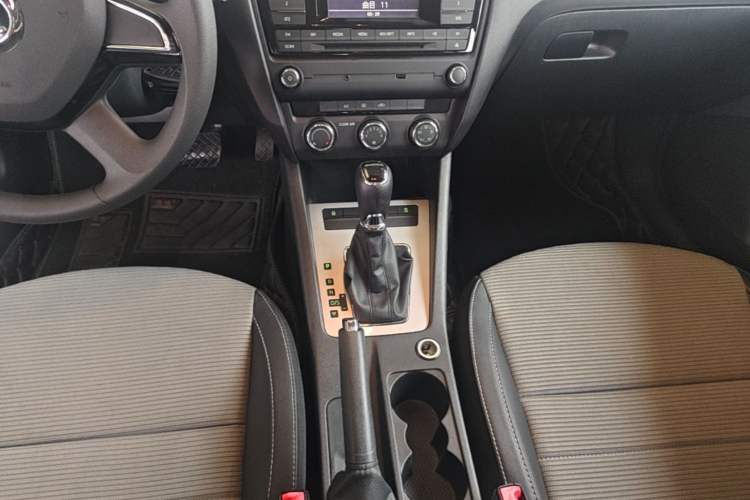 Used Skoda Octavia 2016 1.6L Automatic Chuanxing Edition Gear Lever