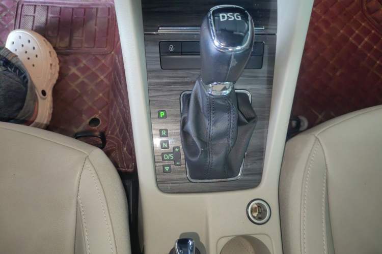 Used Skoda Octavia 2016 TSI280 DSG Smart Drive Edition Gear Lever