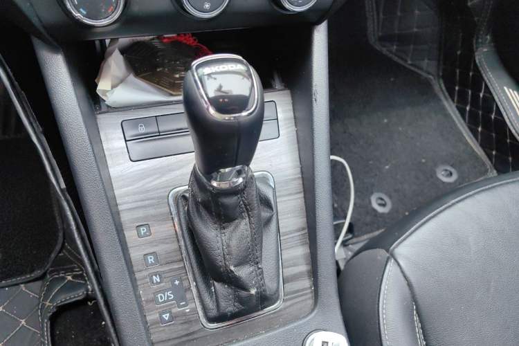 Used Skoda Octavia 2016 1.6L Automatic Smart Drive Edition Gear Lever