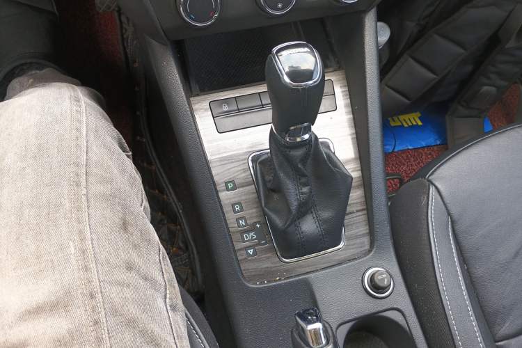 Used Skoda Octavia 2016 1.6L Automatic Smart Drive Edition Gear Lever