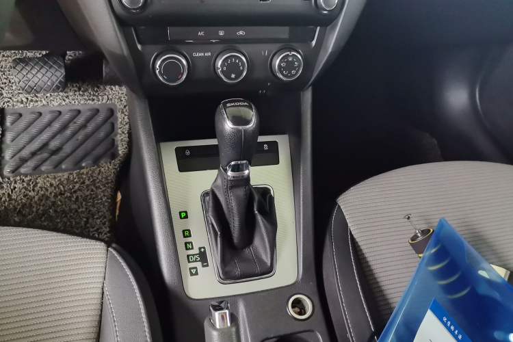 Used Skoda Octavia 2016 1.6L Automatic Chuanxing Edition Gear Lever