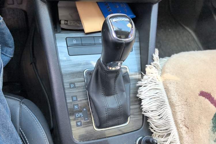 Used Skoda Octavia 2016 1.6L Automatic Smart Drive Edition Gear Lever