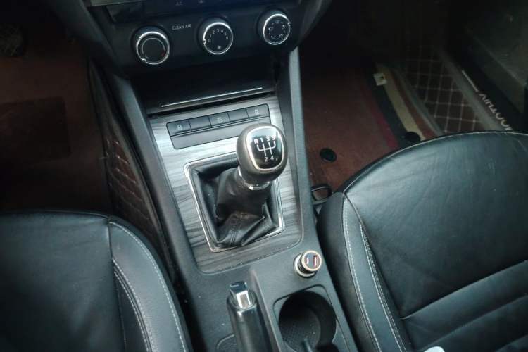 Used Skoda Octavia 2016 1.6L Manual Smart Drive Version Gear Lever