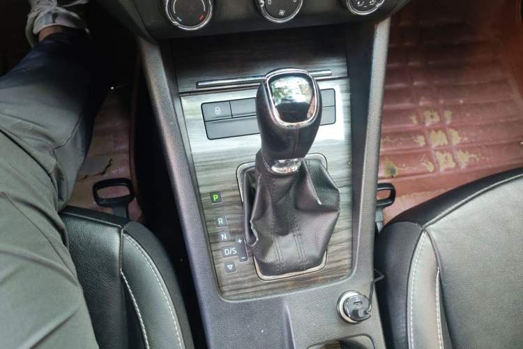Used Skoda Octavia 2016 1.6L Automatic Smart Drive Edition Gear Lever