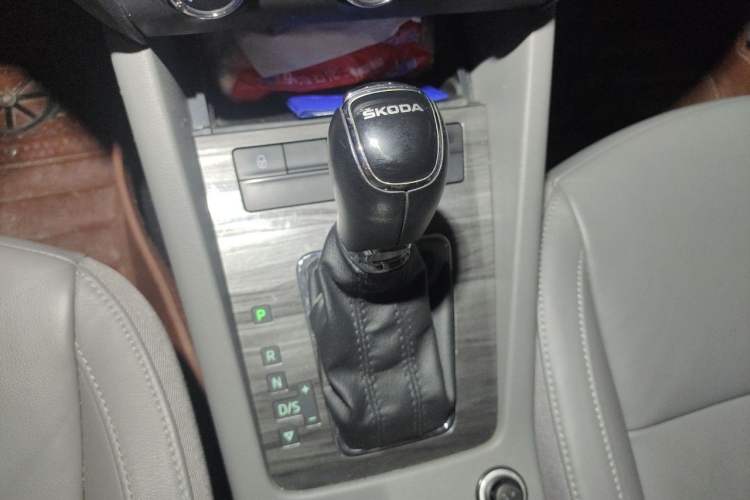 Used Skoda Octavia 2016 1.6L Automatic Smart Drive Edition Gear Lever